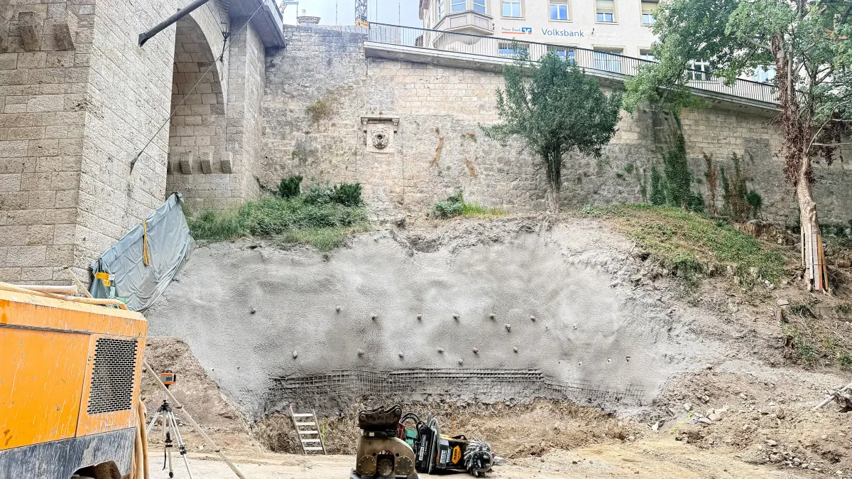 Für den Aufzug an der Hochbrücke laufen gerade die Hangsicherungsarbeiten. Anschließend wird das Fundament gebaut, auf dem dann der eigentliche Aufzugsturm errichtet wird.