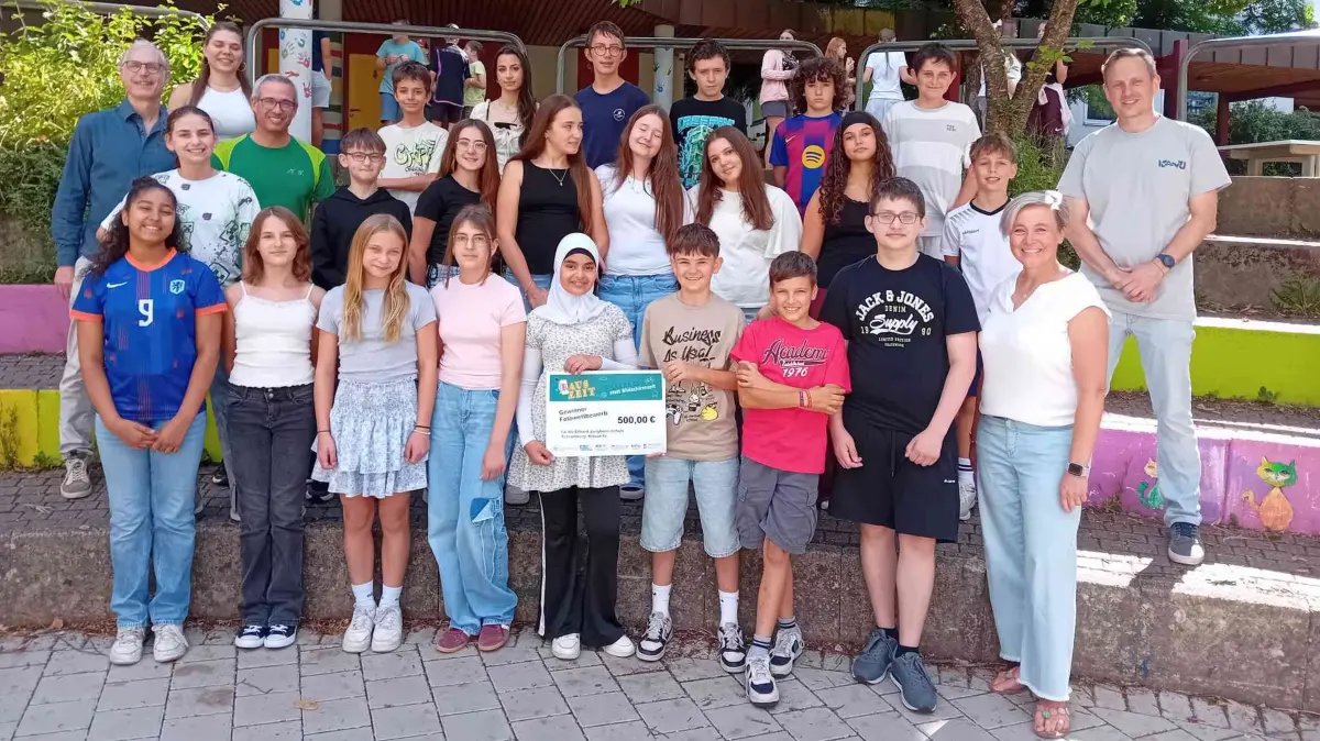 Klasse 6c mit Klassenlehrerin Mihaela Schwarz und Konrektor Lorenz Stopper nach der Preisgeldübergabe aus dem Projekt „Rauszeit – Freizeit statt Bildschirmzeit“
