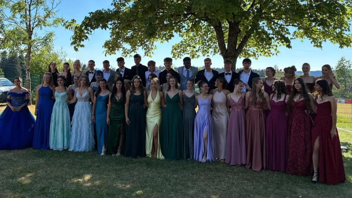 Die Abiturienten stellten sich vor ihrem große Abschlussball zu einem Gruppenfoto.