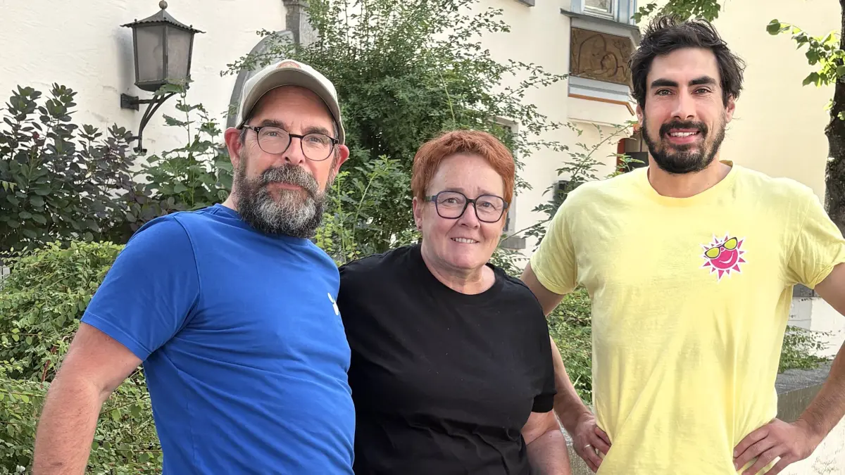 Sie freuen sich auf den ersten Rottweiler Benefizlauf beim Ferienzauber: (von links) Marcus Frank, Inhaber von Intersport Kirsner, Dorothee Golm vom Verein FhF – Frauen helfen Frauen + Auswege und Fabio Wagner von der trend factory, der die Veranstaltung mitorganisiert.
