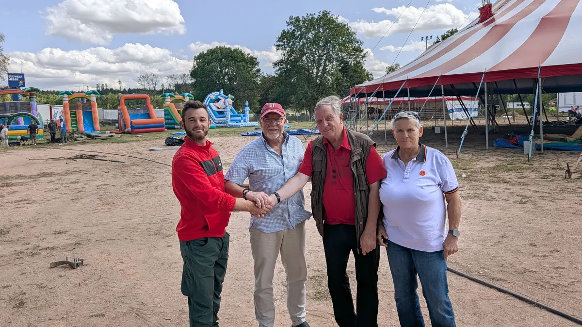 Sie freuen sich auf den baldigen Start der Abenteuerwelt auf dem Schwenninger Hilbenplatz: Zirkusdirektor Enrico Bügler (von links), Roland Besch und Dieter Sirringhaus vom Präventionsverein und Gabi Sirringhaus.