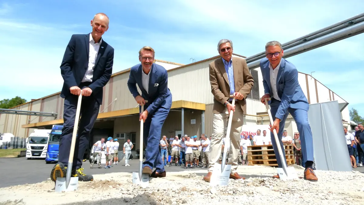 Thomas Oefelein (von links) vom Energieunternehmen MVV Enamic, das die Biomasseanlage bauen wird, sowie Christopher Rubin, Karl-Rainer Rubin und OB Markus Ibert beim Spatenstich, der von zahlreichen Beschäftigen der Rubin Mühle begleitet wurde.