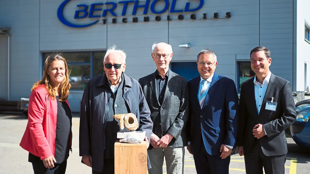 Fritz Berthold (Zweiter von links) mit Beirätin Martina Daub, Hans Oberhofer (von links), Andreas Dobratz und Bürgermeister Klaus Mack bei der Feier zum 70-jährigen Bestehen der Berthold Technologies GmbH & Co. KG in Bad Wildbad.