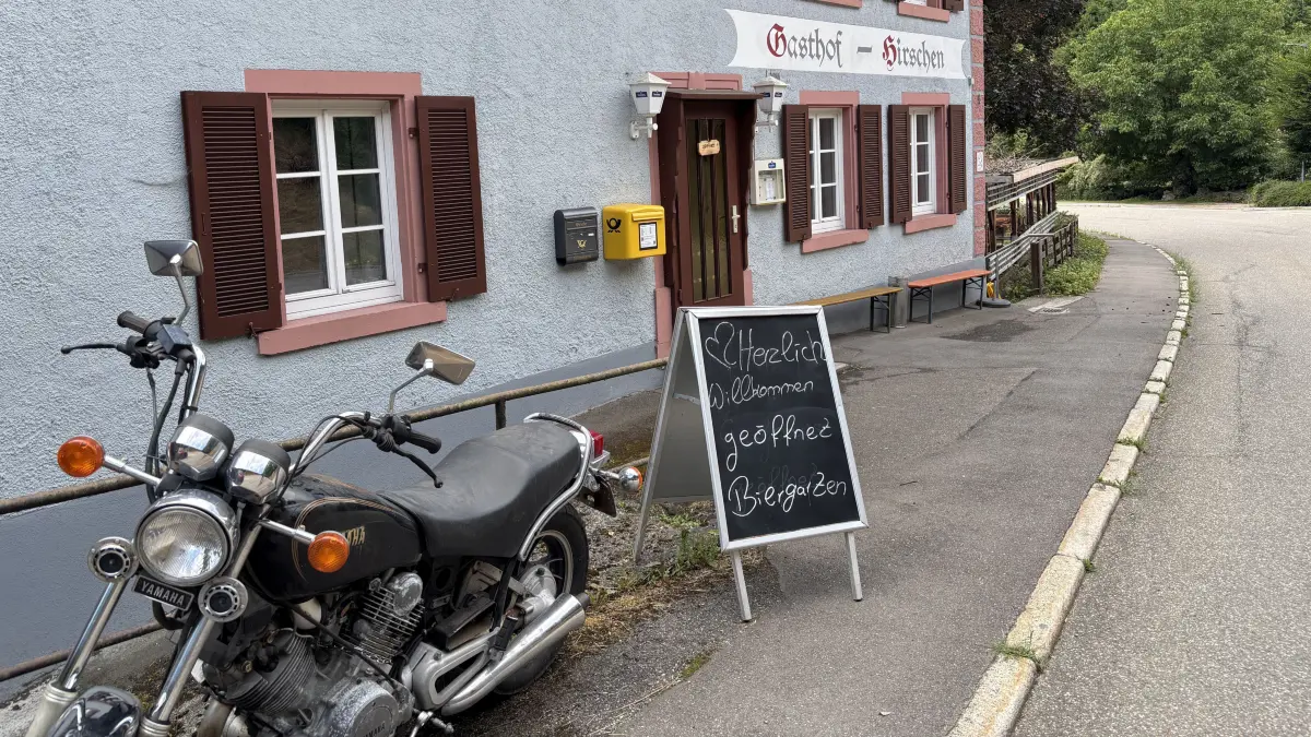 Der Hirschen in Holl ist Treffpunkt für Einheimische aber auch für Motorradfahrer auf ihren Rundfahrten durch den Schwarzwald.