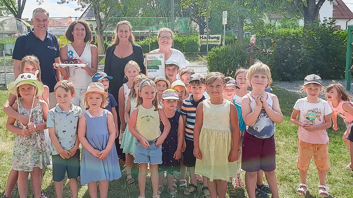 Im Rahmen des Sommerfestes des Kindergartens Spatzennest in Oberbaldingen überreichten (von links) Marco Keller (Vorstand der Stiftung der Volksbank eG) und Christina Trummer (IHK Schwarzwald-Baar-Heuberg, Netzwerkkoordinatorin „Kinder forschen“) die Urkunde zur dritten Rezertifizierung mit dem Siegel „Kinder forschen“ an Tanja Staiger (Einrichtungsleitung) und Sandra Lang (pädagogische Fachkraft).