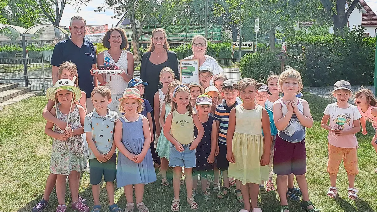Im Rahmen des Sommerfestes des Kindergartens Spatzennest in Oberbaldingen überreichten (von links) Marco Keller (Vorstand der Stiftung der Volksbank eG) und Christina Trummer (IHK Schwarzwald-Baar-Heuberg, Netzwerkkoordinatorin „Kinder forschen“) die Urkunde zur dritten Rezertifizierung mit dem Siegel „Kinder forschen“ an Tanja Staiger (Einrichtungsleitung) und Sandra Lang (pädagogische Fachkraft).
