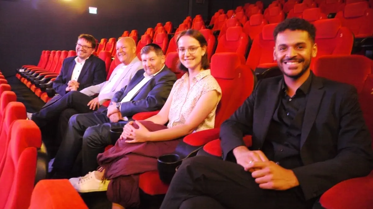Bei der Filmpremiere (von links): Michael Blume (Antisemitismusbeauftragter des Landes), Mitinitiator Detlef Kühlein (Bibletunes), Rabbiner Moshe Flomenmann, Hauptdarstellerin Rebecca Pfeiffer und Regisseur Max Umeh.