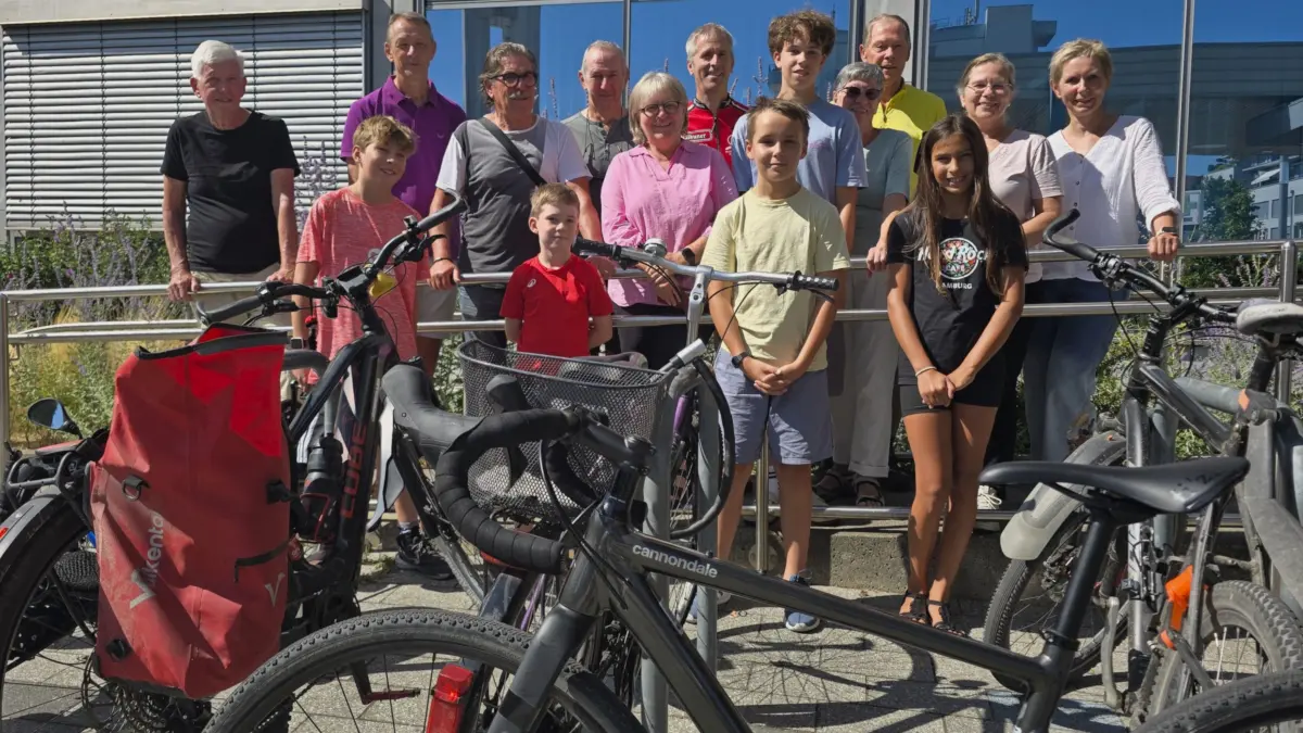 Oberbürgermeisterin Diana Stöcker (zweite von rechts) übergibt Preise für kleine und große Teilnehmende der Stadtradeln-Kampagne. Ariane Linde (rechts), Radverkehrsbeauftragte der Stadtverwaltung, freut sich über insgesamt 448 Teilnehmer, die mitmachten und dabei fast 97.300 Kilometer absolvierten.