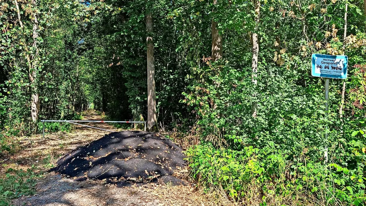 Der Asphalthaufen befindet sich auf halbem Weg zwischen Ichenheim und Kürzell.