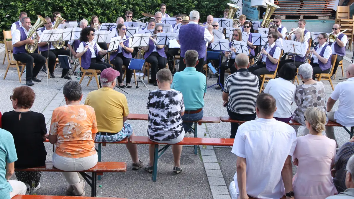 Blasmusik vom Feinsten präsentierte der Musikverein beim abendlichen Platzkonzert in der Ortsmitte.