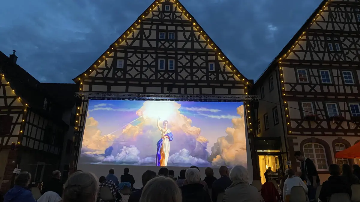 Der historische Marktplatz in Dornstetten wird am 31. Juli und 1. August zum Freiluft-Kinosaal.
