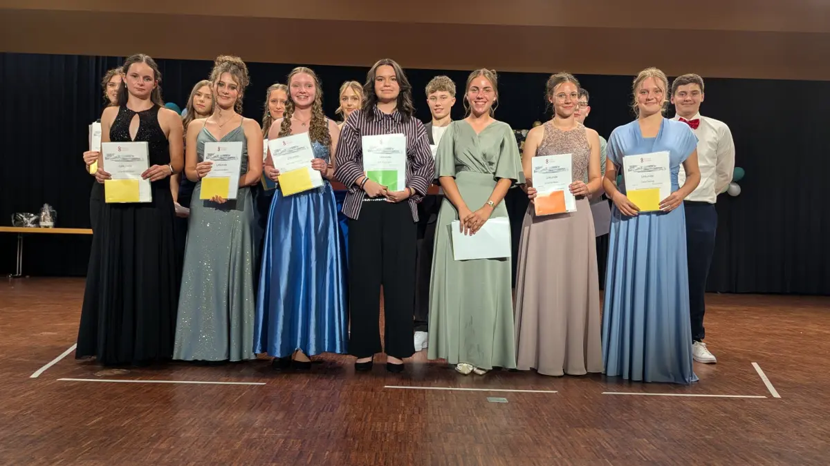 Die Preisträger der Realschule St. Georgen freuen sich über ihren erfolgreichen Abschlus