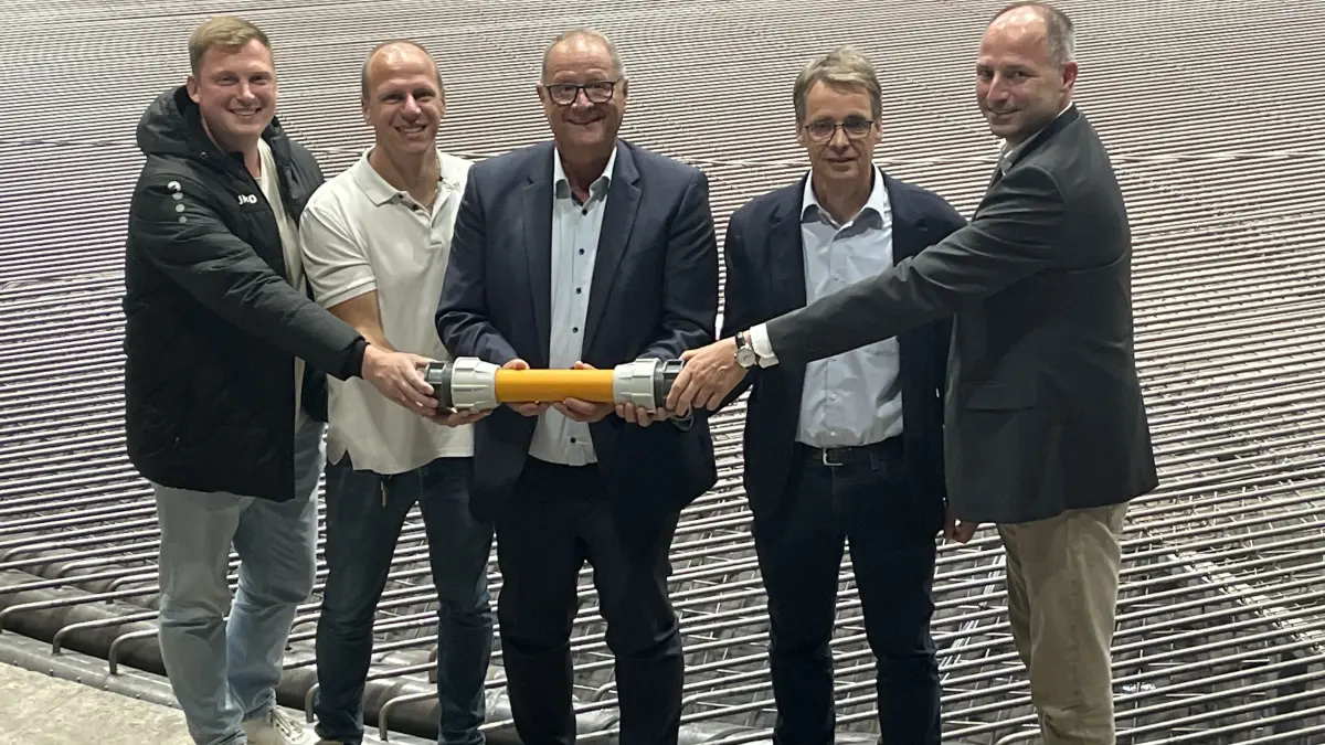 Sie halten die Zeitkapsel in Hände (von links): KEB-Verwaltungsleiter Christian Helbig, KEB-Betriebsleiter Benjamin Breuer, Oberbürgermeister Jürgen Roth, Architekt Uwe Schlenker und KEB-Geschäftsführer Gregor Gülpen.