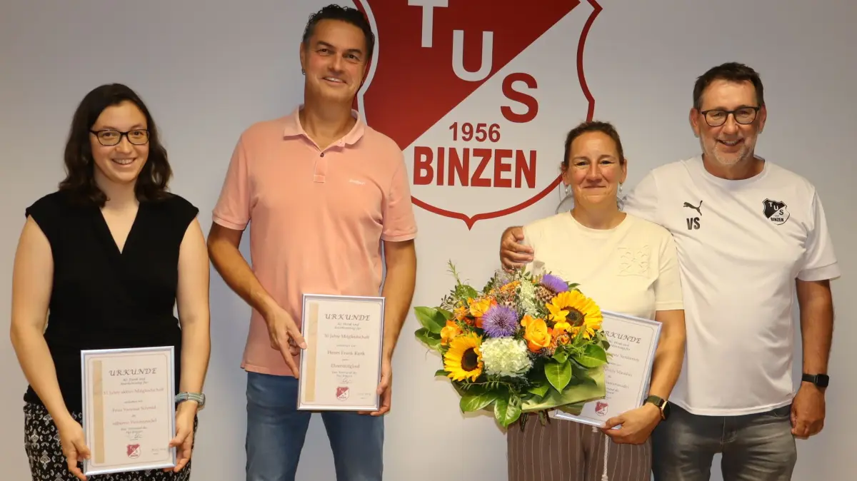 Beim TuS Binzen wurden Vanessa Schmid (von links), Frank Kenk und Daniela Manthei von Volker Scherer geehrt.