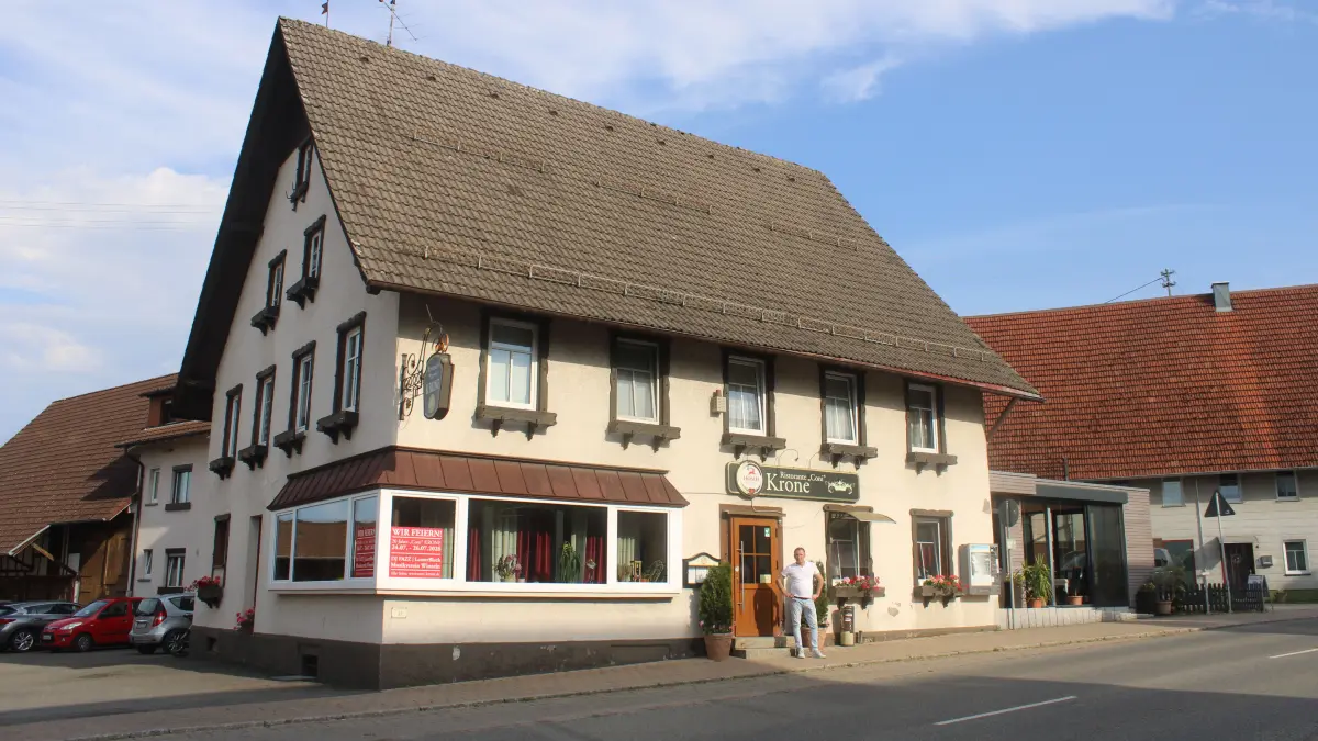 Das Ristorante „Coni“ Krone in Winzeln mit ihrem Koch und Gastwirt Valson „Coni“ Begzadi.