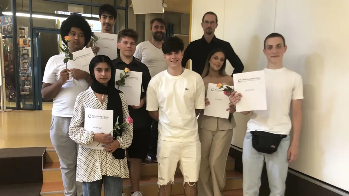 Auch die Absolventen der Berufsaufbauschule freuten sich.
