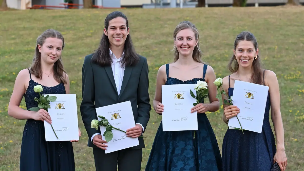 Anouk Fiedler (von links), Pablo Espin Rodenas, Letizia Kasputtis und Clara Hug dürfen sich über einen Notendurchschnitt von 1,0 freuen Dafür erhielten sie jeweils einen Preis der Stadt Ettenheim.