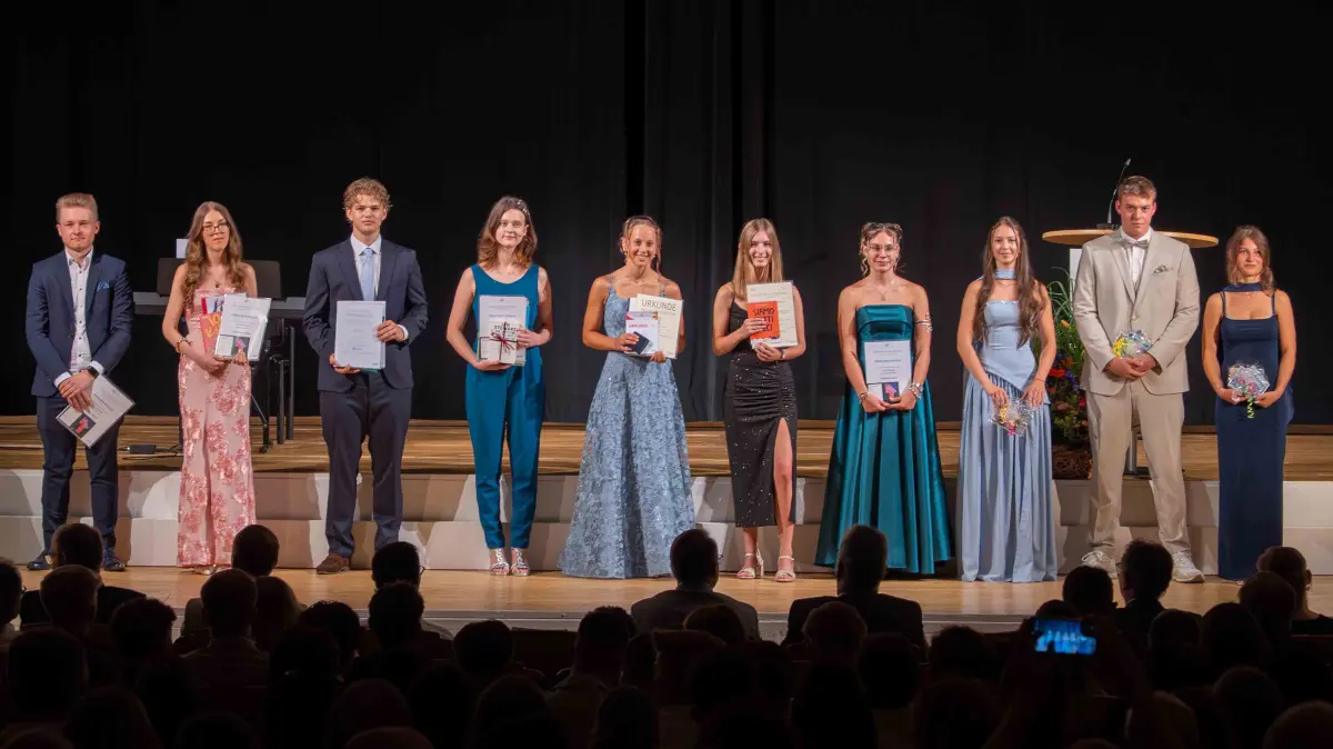 Die Sonderpreisträger des diesjährigen Jahrgangs (Dritter von links: Noah Epting, Preis des Landrats, als bester Schüler)