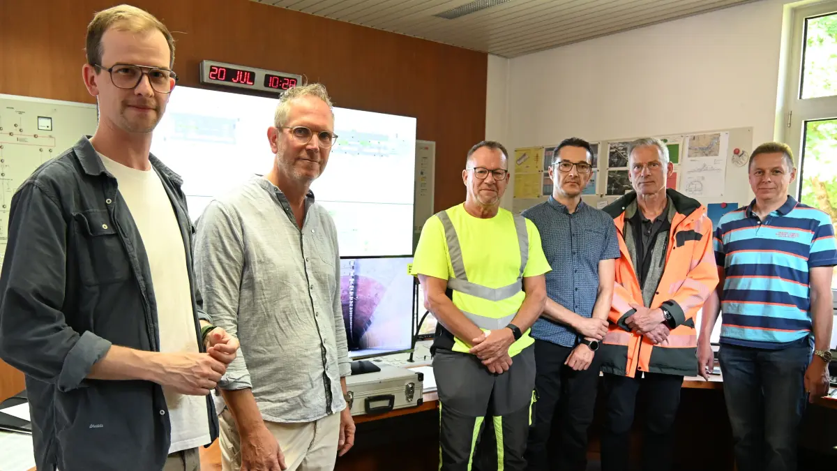 Im Tunnelbetriebsgebäude in der Schramberger Straße in Schiltach stellten Vertreter des Regierungspräsidiums Freiburg die Sanierungsmaßnahme der beiden Tunnel in einem Pressegespräch vor. Von links: Matthias Krause, Daniel Heilig, Helmut Fauder (Tunnelwärter), Heiko Hils (Straßenmeisterei Schramberg), Matthias Mink (Straßenbauamt Donaueschingen), Timo Vosseler (Straßenbauamt Rottweil).