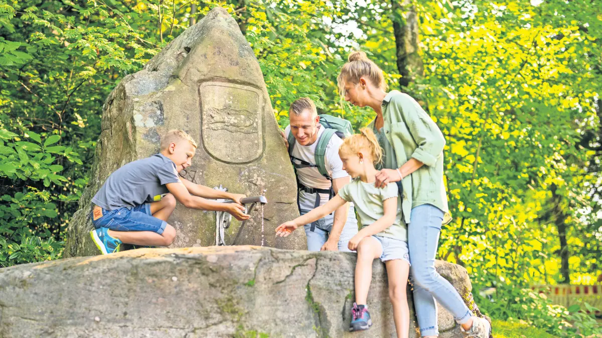 Der Sandsteinbrunnen des Schwarzwaldvereins bietet willkommene Erfrischung.