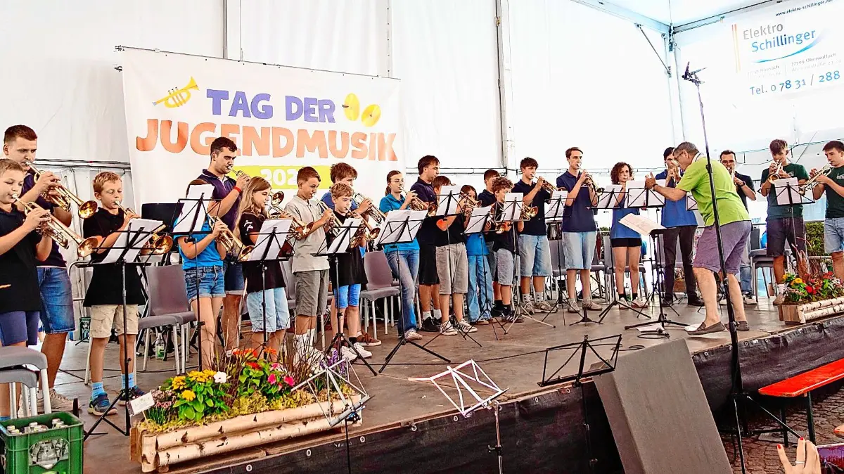 Ein Höhepunkt des Tages der Jugendmusik war die von Helmut Dold dirigierte Jugend-Trompetergruppe mit 23 jungen Trompetern aus dem ganzen Kinzigtal.