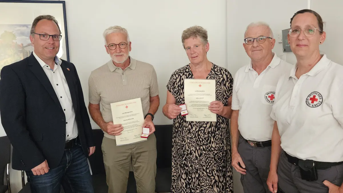 Sven Holder (links) ehrte mit den DRK-Vertretern die Blutspender. Zur Sitzung gekommen waren Martin Roller und Silvia Kopp.