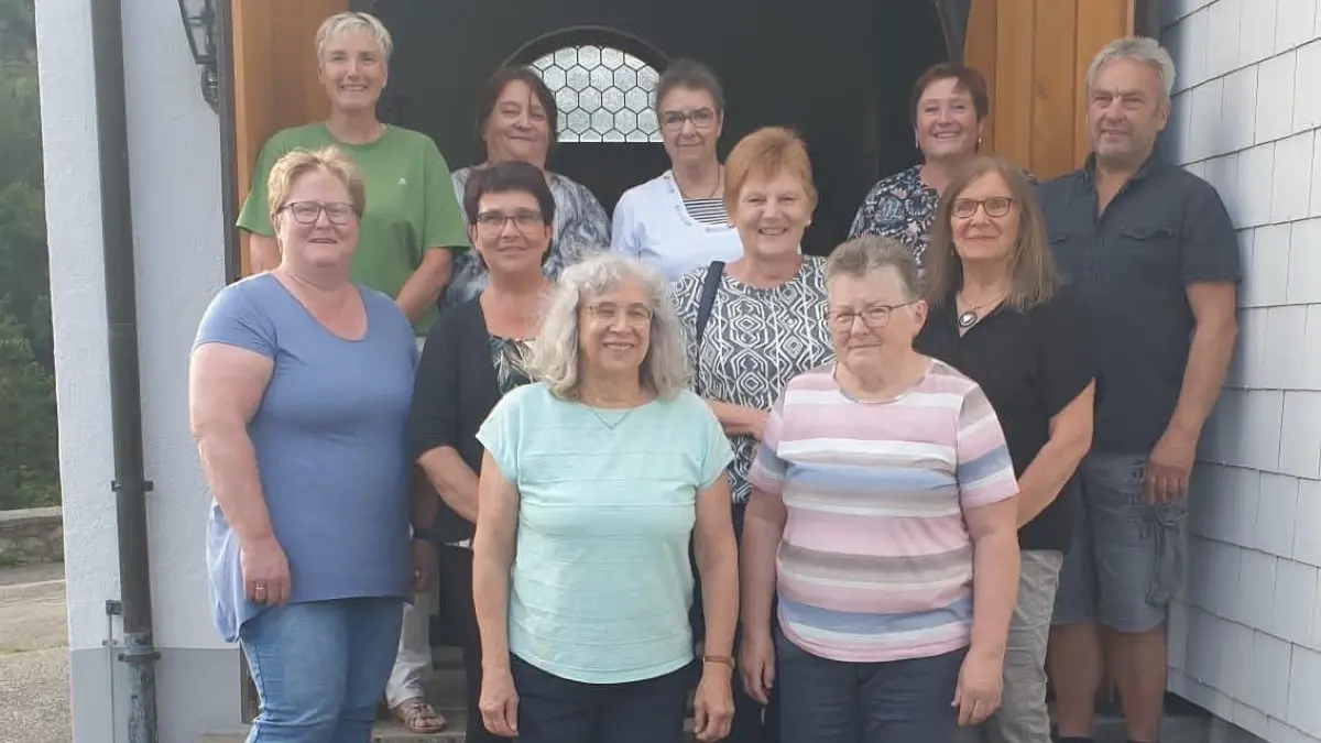 Das Gemeindeteam (von hinten links): Stephanie Fritz, Beate Gehri, Rita Seger, Nicola Zettler, Martin Gersbacher; Susi Köpfer (mittlere Reihe), Monika Schwanz, Gabi Maier, Marlies Suppinger; Ursula Eckert (vordere Reihe) und Helga Stofer.