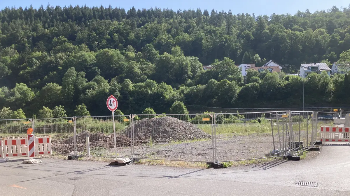 Im Hirsauer Wiesenweg entsteht der Neubau für die Kriminalpolizei. Noch ist davon nicht allzu viel zu sehen. Nun sollen jedoch bald die Tiefbauarbeiten beginnen.