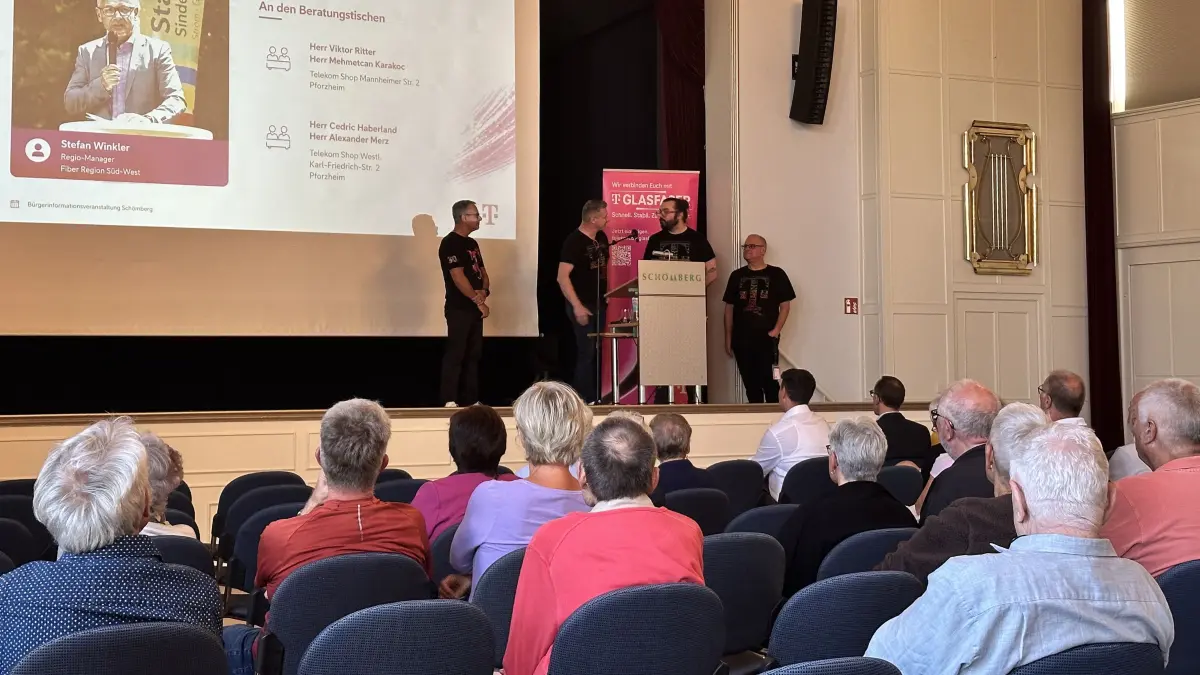 Regio-Manager Stefan Winkler und die Telekom-Berater Viktor Ritter, Cedric Haberland und Alexander Merz (vorn, von links) informierten im Kurhaus Schömberg über den Sachstand beim Glasfaserausbau.