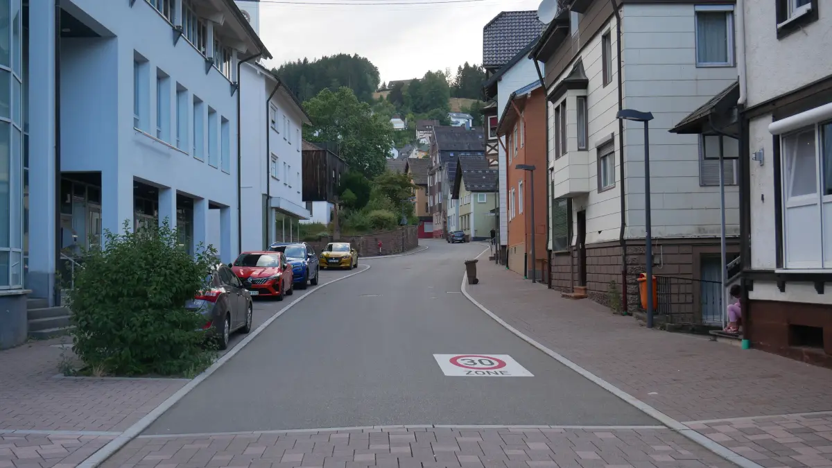 Wird die Lauterbacher Hauptstraße in diesem Bereich zur Spielstraße umgewidmet? Bürgermeister Jürgen Leichtle versprach, diesen Wunsch für die nächste Verkehrsschau auf die Agenda zu nehmen.