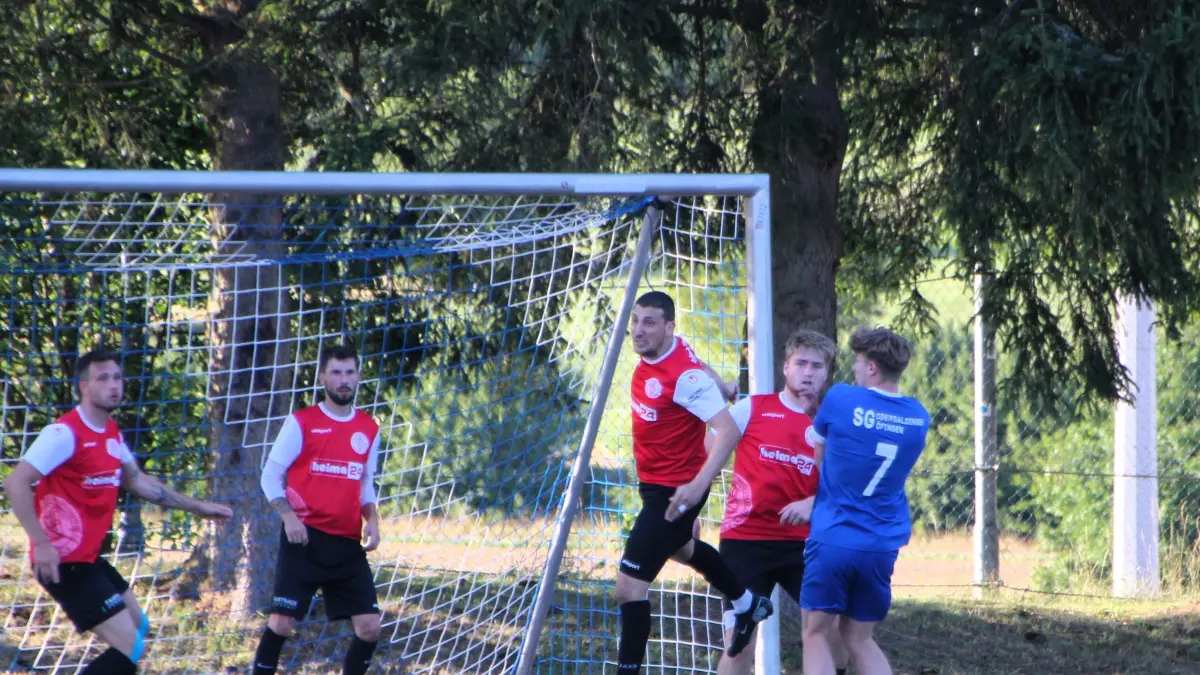 Die Spvgg. Trossingen II (rote Trikots) war im Eröffnungsspiel um den Baar-Pokal gegen die SG Oberbaldingen/Öfingen hauptsächlich mit Abwehrarbeit beschäftigt