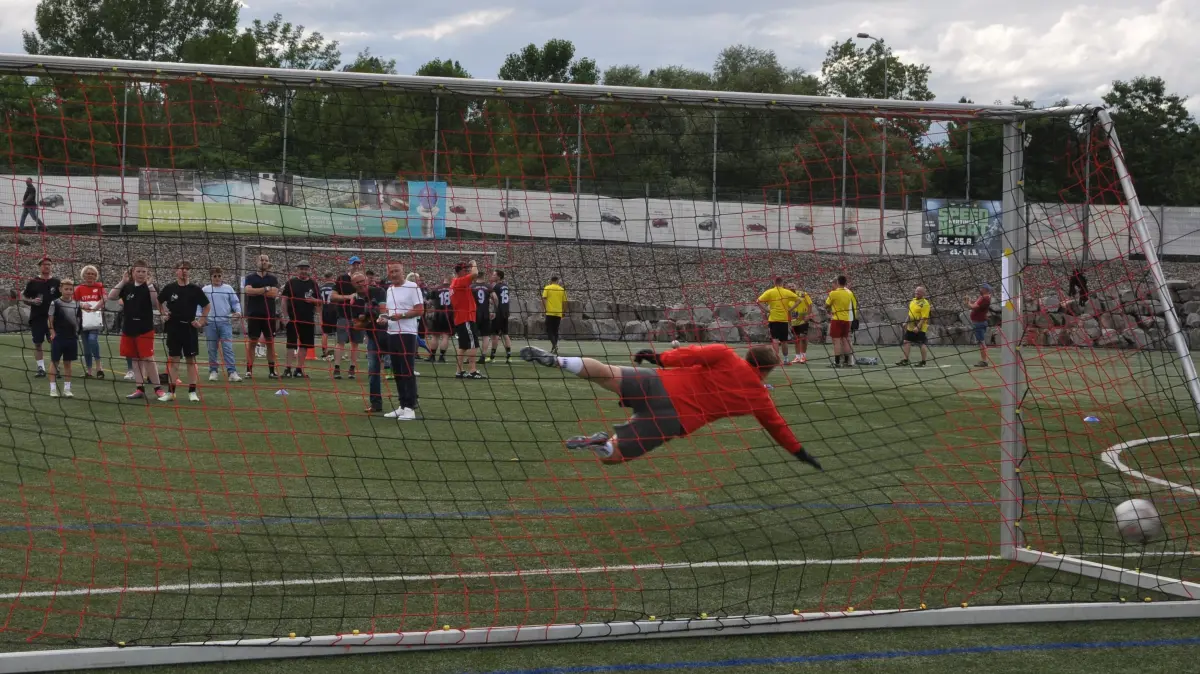 Ein fliegender Torwart gehört irgendwie zur rasanten Crunch Time dazu.