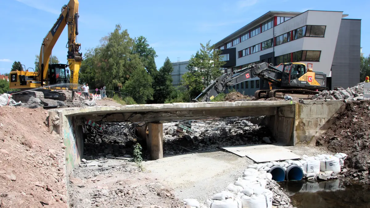 Enrico Marek schaut, dass die Abrissarbeiten an der Peterzeller Brücke in Villingen effektiv ausgeführt werden.
