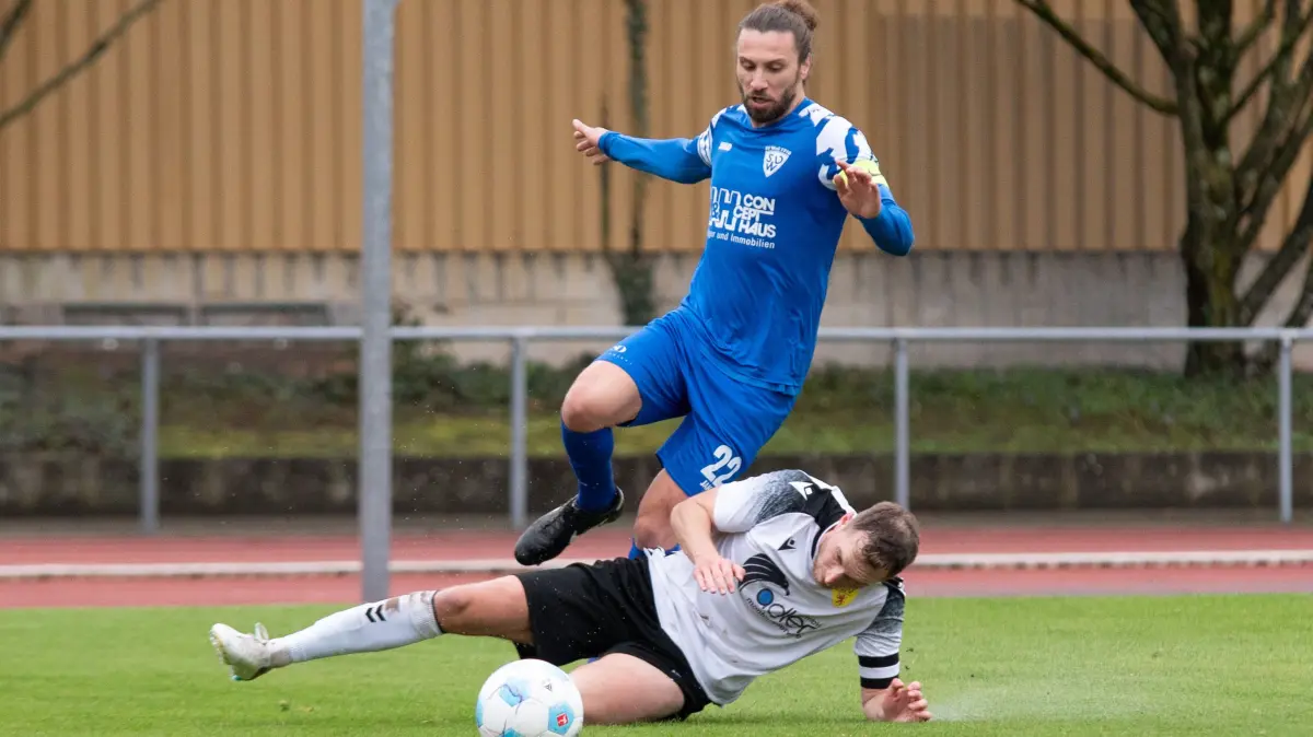 Hannes Kaiser (blaues Trikot) und der SV Weil treffen am dritten Spieltag auf Vincent Kittel und seinen FSV Rheinfelden.