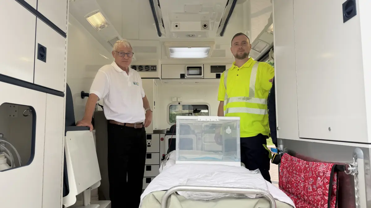 Technisch voll ausgerüstet zeigt sich das Rettungsfahrzeug – links Uwe Lässig, rechts Mykola Kanakhin von der Tierrettung.