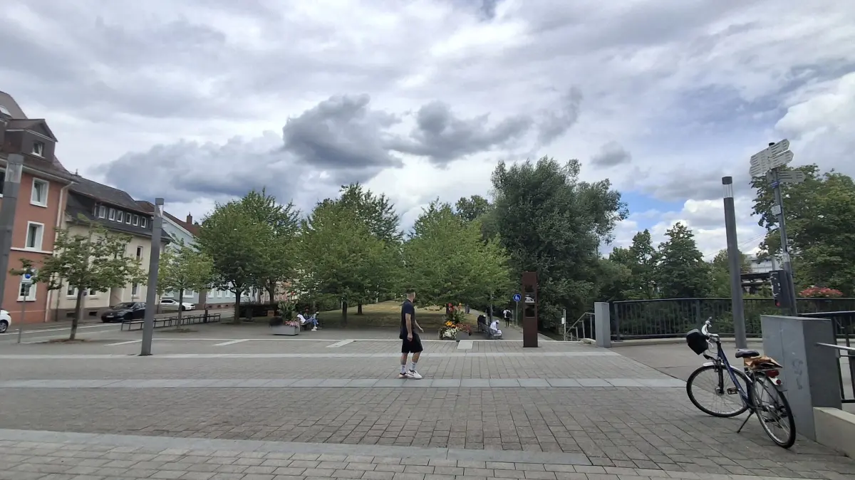 Etwas leer, so sieht der Platz am Brigachufer in Villingen jetzt noch aus.