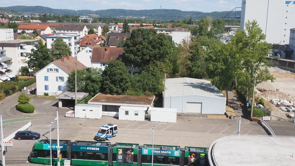 Das Areal hinter der Einstellhalle des Zolls unmittelbar an der Grenze zur Schweiz wird neu geordnet