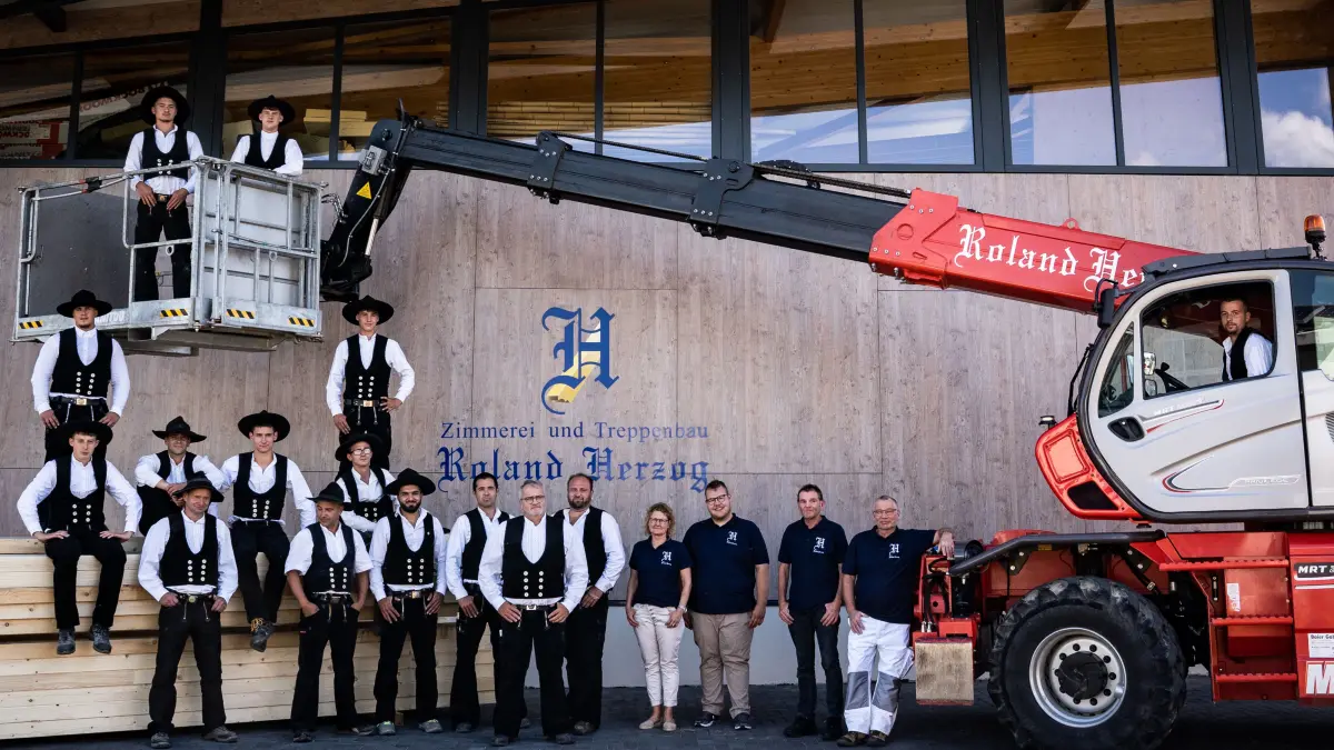 Aktuell beschäftigt die Zimmerei Roland Herzog insgesamt 31 Mitarbeitende. Das Team verbindet langjährige Berufserfahrung mit jungen Fachkräften und Auszubildenden.