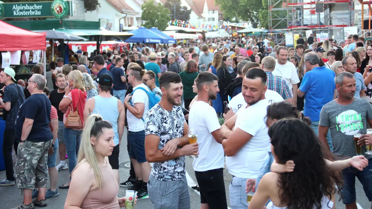 Hochbetrieb herrscht beim Dorffest Villingendorf. Die Vereine freuen ich.