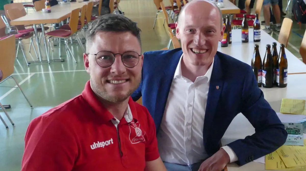 Zufrieden über den Verlauf des Bezirkstags sind Vorsitzender SV Öfingen Steffen Butschle (links) und Bürgermeister Jonathan Berggötz.
