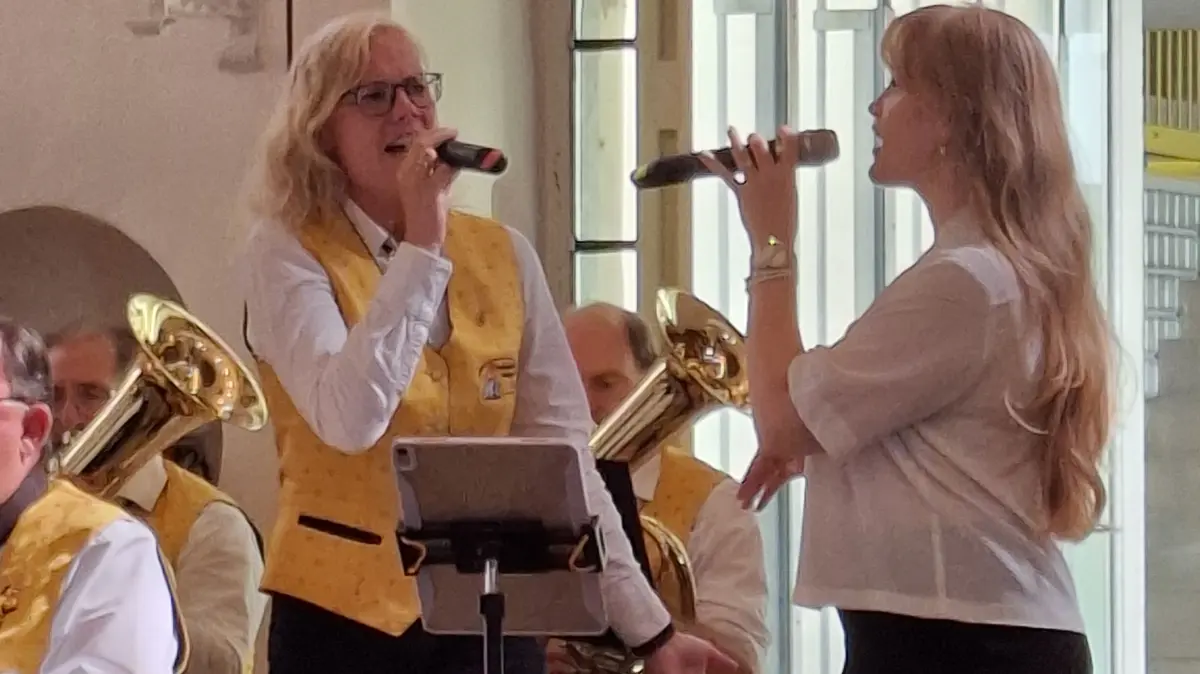 Denise Rüth und Laura Burosch singen.