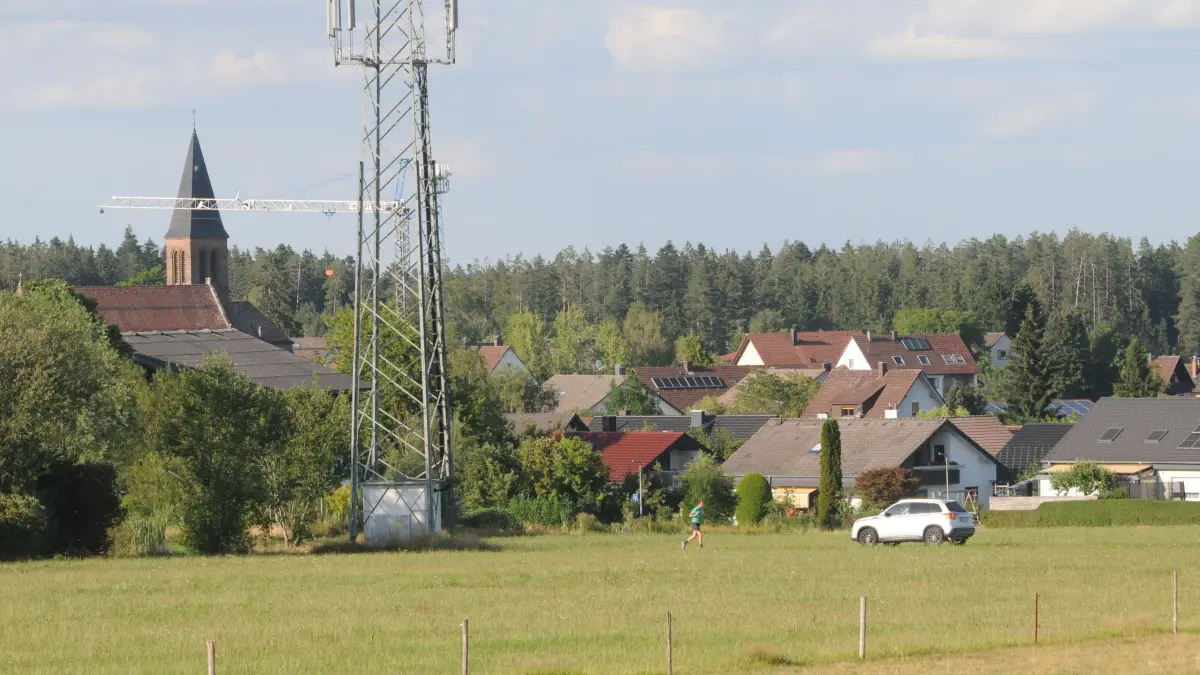 Auf dem Schultheißenweg fährt das weiße Auto dem Läufer in Richtung Wälderweg entgegen. Auf beiden Seiten des Weges soll ein Wohngebiet entstehen.