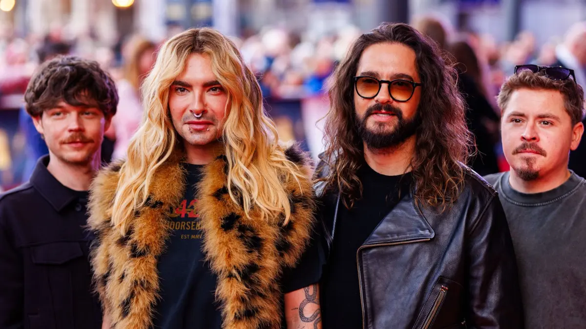 Bill und Tom Kaulitz: ARCHIV - 10.04.2026, Baden-Württemberg, Rust: Die Mitglieder der Band Tokio Hotel, bestehend aus (l-r) Georg Listing, Bill Kaulitz, Tom Kaulitz und Gustav Schäfer, steht im Vorfeld der Verleihung der Radio Regenbogen Awards auf dem roten Teppich. (zu dpa: ««Kaulitz & Kaulitz»: The party moves to Magdeburg») Foto: Philipp von Ditfurth/dpa +++ dpa-Bildfunk +++