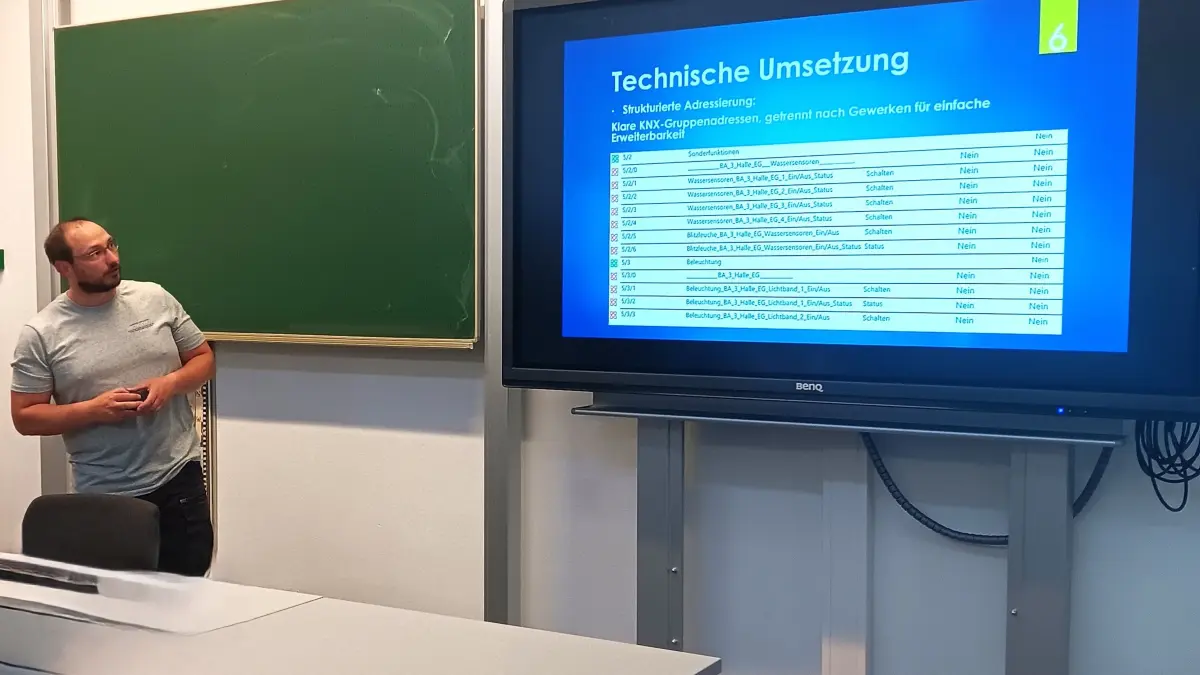 Sören Wiethe zeigt dem Publikum bei seiner Technikerpräsentation, wie sich die Visualisierung von Beleuchtung, Toren, Fenstern und Luken sowie Wasserleitungen in der dritten Produktionshalle der Gerland KG in der implementierten Software darstellt.