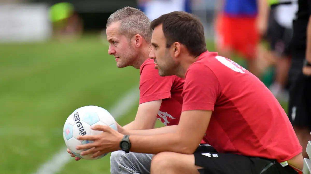 Florian Ey (hinten) geht in seine zweite Saison als Cheftrainer der Spielgemeinschaft.