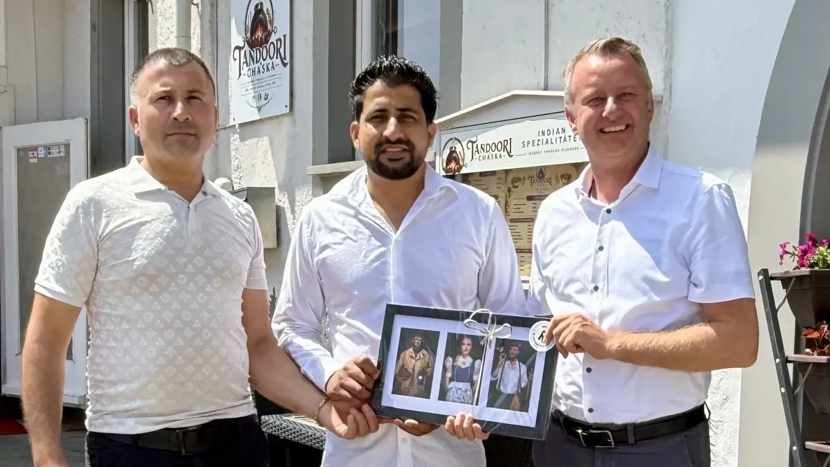 Bürgermeister Pascal Weber (rechts) wünschte Hotelbetreiber Aslan Ulumaskan (links) und Restaurantpächter Tajinder Singh einen guten Start.