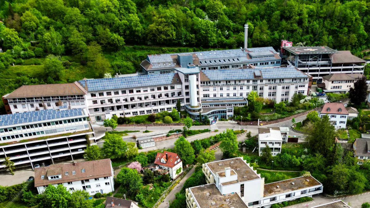 Eine erneuerte Broschüre gibt einen umfassenden Überblick zur 113-jährigen Geschichte des Calwer Krankenhauses. Seit Frühjahr 2026 steht der Altbau leer.
