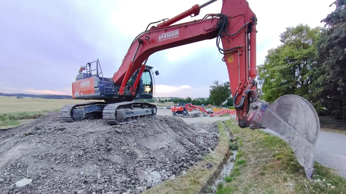 Endlich. Die Erschließungsarbeiten zum Lebensmittelmarkt wurden begonnen. Noch in diesem Jahr soll der Hochbau folgen.