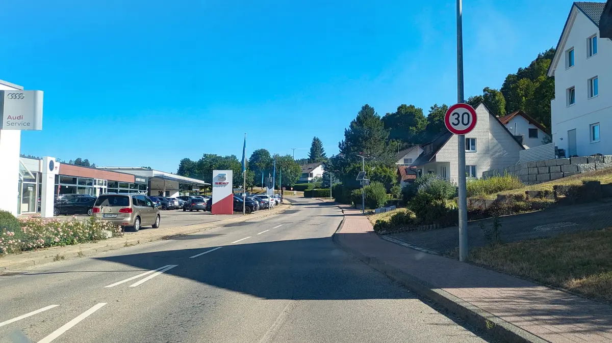 In Horgen gilt auf den meisten Abschnitten der Durchgangstraßen (hier die Talstraße) Tempo 30.