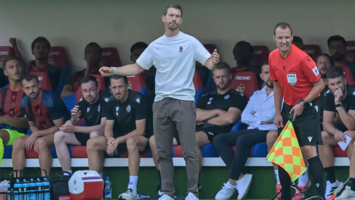 Kein einfacher Start an der Basler Seitenlinie: Cheftrainer Stephan Lichtsteiner (weißes Shirt) und der FCB gastieren in Genf.